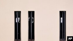 美聯社攝影記者從荔枝角拘留中心的窗戶外拍攝到黎智英（圖中）的身影。（美聯社照片）