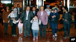 9名被朝鲜滞留的马来西亚公民2017年3月31日平安回国。这是与朝鲜达成的交换结果，交换条件是马来西亚交还金正男遗体，并将两名朝鲜嫌犯金旭日与李智有驱逐出境。