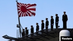 日本海軍水兵站在駛離東京南部橫濱日本聯合海軍陸戰隊船塢的出雲號軍艦上。 （檔案照）