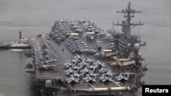 美國核動力航空母艦“羅斯福號”(CVN-71)星期六抵達韓國，停靠釜山作戰基地。(路透社)