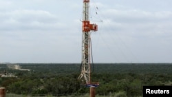 美國德州勘探石油和天然氣的井架。