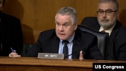 2025年11月20日，新泽西州共和党籍联邦众议员、委员会共同主席克里斯·史密斯(Chris Smith)在“中国对宗教的战争：对宗教自由的威胁及其对美国的重要性”听证会上讲话。