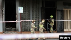 澳洲墨爾本市南部阿達斯·以色列（Adass Israel）的猶太大教堂星期五發生火災。消防隊員在教堂救火。