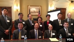 台美關係研究中心成立舉行研討會，江宜樺與該智庫成員及與會學者合影 (美國之音鍾辰芳拍攝)