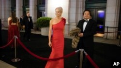 资料照：时为当选总统特朗普顾问的凯莉安·康韦在丈夫乔治·康韦的陪同下在总统就职大典前夜参加晚宴时对媒体讲话。(2017年1月19日)