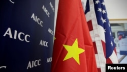 北京舉行的2020中國國際服務貿易交易會上美國國際商會展位上的美中國旗 。 （2019年5月28日）