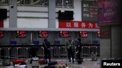 昆明血案发生后警察站在火车站的行李旁