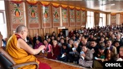 达赖喇嘛1月17日在印度向信众传法。