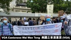 香港銀髮族2月12日發起遊行，要求特首林鄭月娥交待懲教署監獄囚犯製作的CSI口罩去向，帶頭的遊行人士手持一個寫滿標語的大型仿製口罩 (攝影：美國之音湯惠芸）