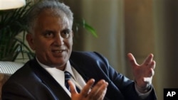 巴勒斯坦總統特使薩利希星期五在北京一間酒店接受媒體訪問