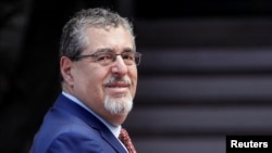 資料照：2024年1月4日，危地馬拉當選總統貝爾納多·阿雷瓦洛抵達洪都拉斯特古西加爾巴總統府，與希奧瑪拉·卡斯特羅總統會面。（路透社）