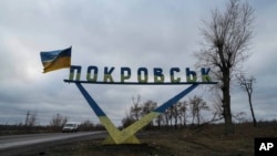 一輛汽車沿著離開波克羅夫斯克的公路上行使。 (2024年12月20日)