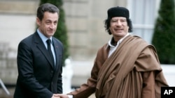 Николя Саркози и Муаммар Каддафи