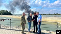 羅馬尼亞國防部長蒂瓦爾（左二）視察烏克蘭邊境地區。（2023年9月6日）