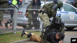 白俄罗斯示威者在抗议总统选举结果的集会上被捕。（2020年11月1日）