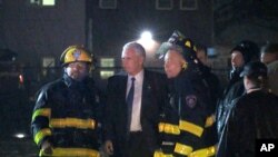 電視畫面顯示彭斯與趕到現場的消防隊員握手。