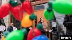 ພະນັກງານ ແລະຜູ້ສະໜັບສະໜູນ ພາກັນປະທ້ວງຢູ່ໜ້າຮ້ານກາເຟ Starbucks Reserve Roastery ໃນນະຄອນ ຊີແອຕໂຕລ ລັດວໍຊິງຕັນ, ວັນທີ 24 ທັນວາ 2024 (REUTERS/David Ryder)