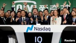 愛奇藝CEO龔宇等人在紐約華爾街為愛奇藝在納斯達克上市鼓掌。(2018年3月29日)