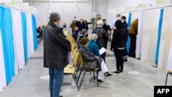 資料照片：法國馬賽居民排隊接種新冠疫苗（2021年4月19日）