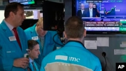 2020年3月17日，纽约证券交易所交易员在听特朗普总统在白宫的电视新闻发布会。 