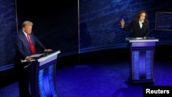 民主黨總統提名人、美國副總賀錦麗與共和黨總統提名人、美國前總統特朗普在賓西法尼亞州費城舉行的總統辯論會上。 (2024年9月10日)