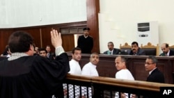 被告澳大利亚人格雷斯特（右二），埃及裔加拿大人莫哈米德•法赫米（中）和埃及人半岛电视台英语制片巴赫尔•莫哈米德（左中）