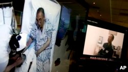 視頻截圖顯示，被監禁的中國諾貝爾和平獎獲得者劉曉波躺在醫院的病床上接受治療。 (2017年6月29日)