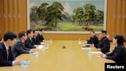 朝鲜领导人金正恩（右二）在平壤与由韩国特使、国家安全办公室负责人郑义荣率领的韩国代表团举行会谈。（2018年3月5日）