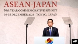 2023年12月17日，日本首相岸田文雄在東盟-日本紀念峰會結束後的聯合主席新聞發佈會上發表講話。(美聯社）